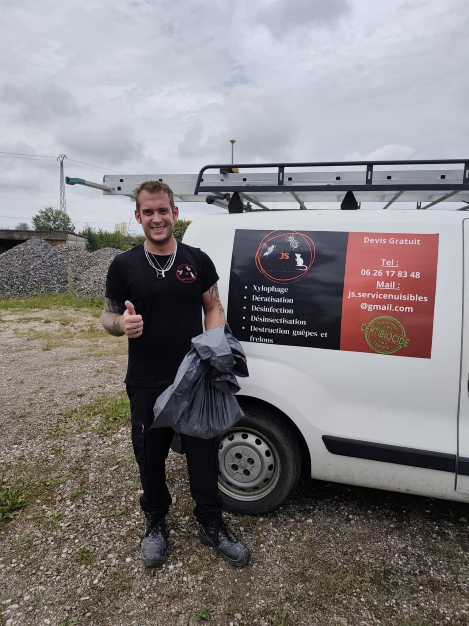 Véhicule d'intervention de JS SERVICES NUISIBLES